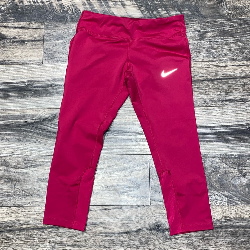 NWOT NIKE cropped leggings. Size Medium